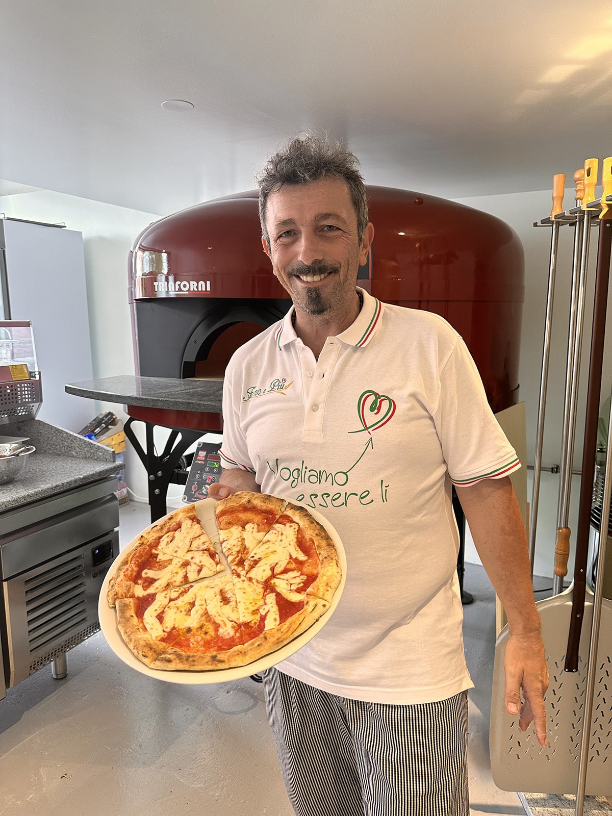 officina-pizzaiolo photo d'un homme tenant une pizza