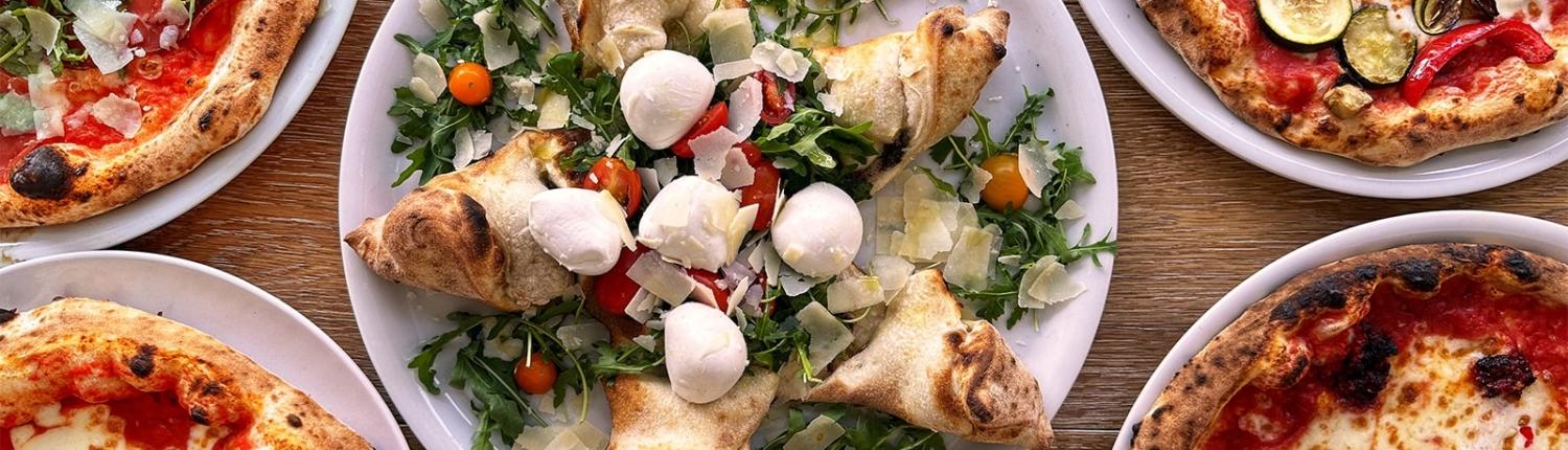 officina-pizzeria photo prise d'en dessus d'une pizza en forme d'étoile avec d'autres pizzas normales autour